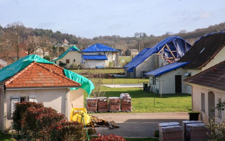 découvrez pourquoi les tarifs d'assurance habitation augmentent après les tempêtes et inondations, et comment vous protéger face à ces hausses inévitables.