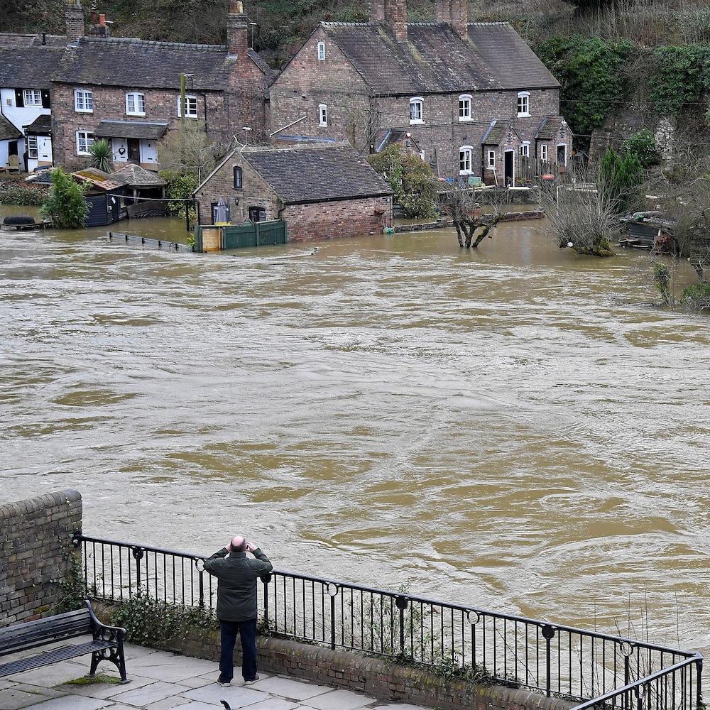 découvrez les raisons du refus d'assurance pour une maison perchée face aux risques d'inondation et les solutions pour protéger votre habitation efficacement.